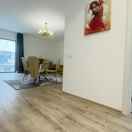 Coresi Mall Large 2 Camere, Sleeps 6