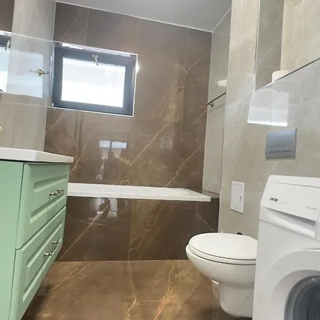 Coresi Mall Large 2 Camere, Sleeps 6 *